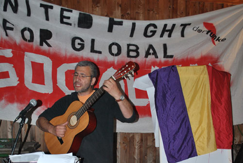 Miguel Sánchez, Vorsitzender der Izquierda Unida Alemania (Deutschland), spielt die spanische Bergarbeiterhymne "Santa Bárbara bendita"